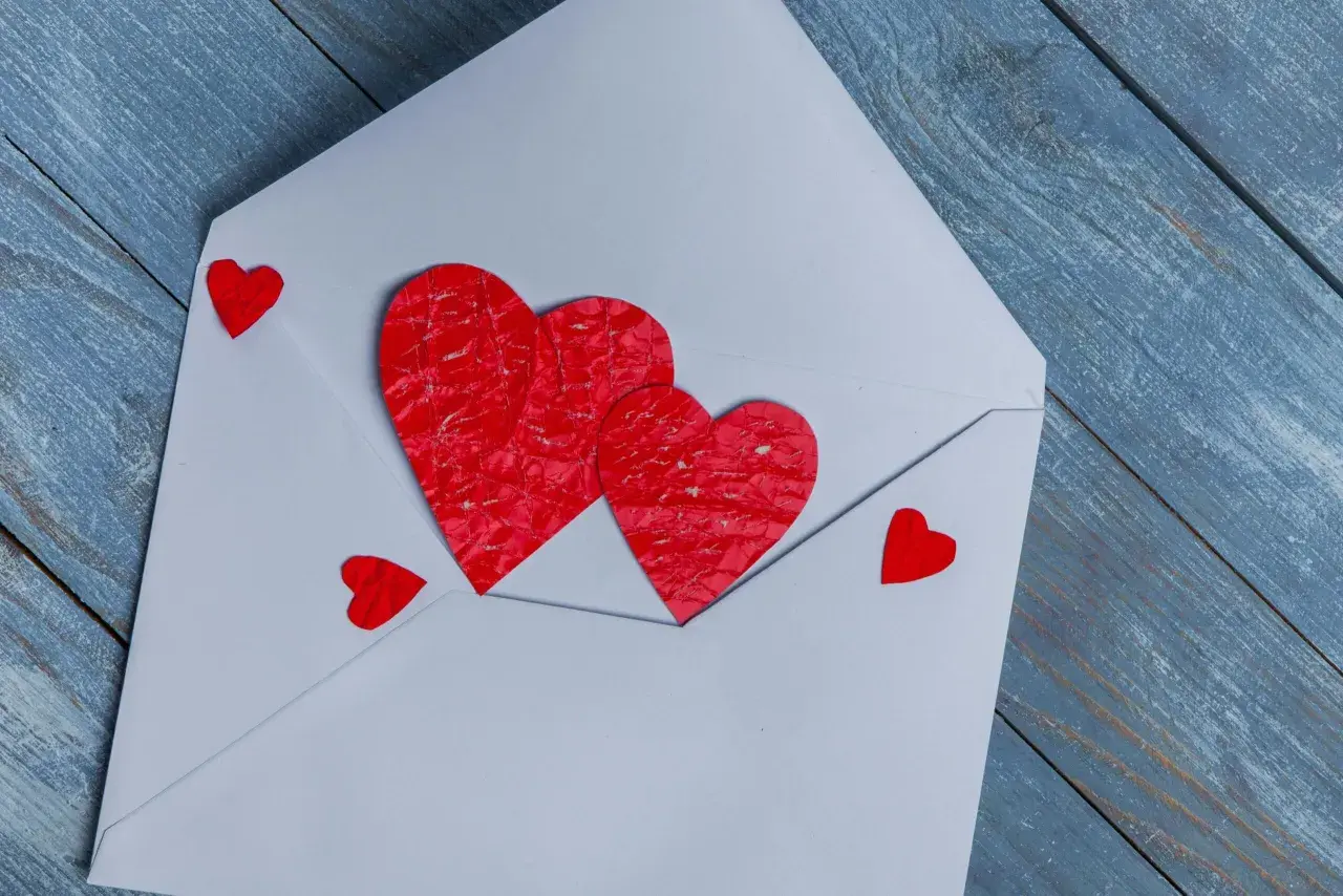 Koperta z sercami, jakby zapowiedź miłosnego **love bombing**.